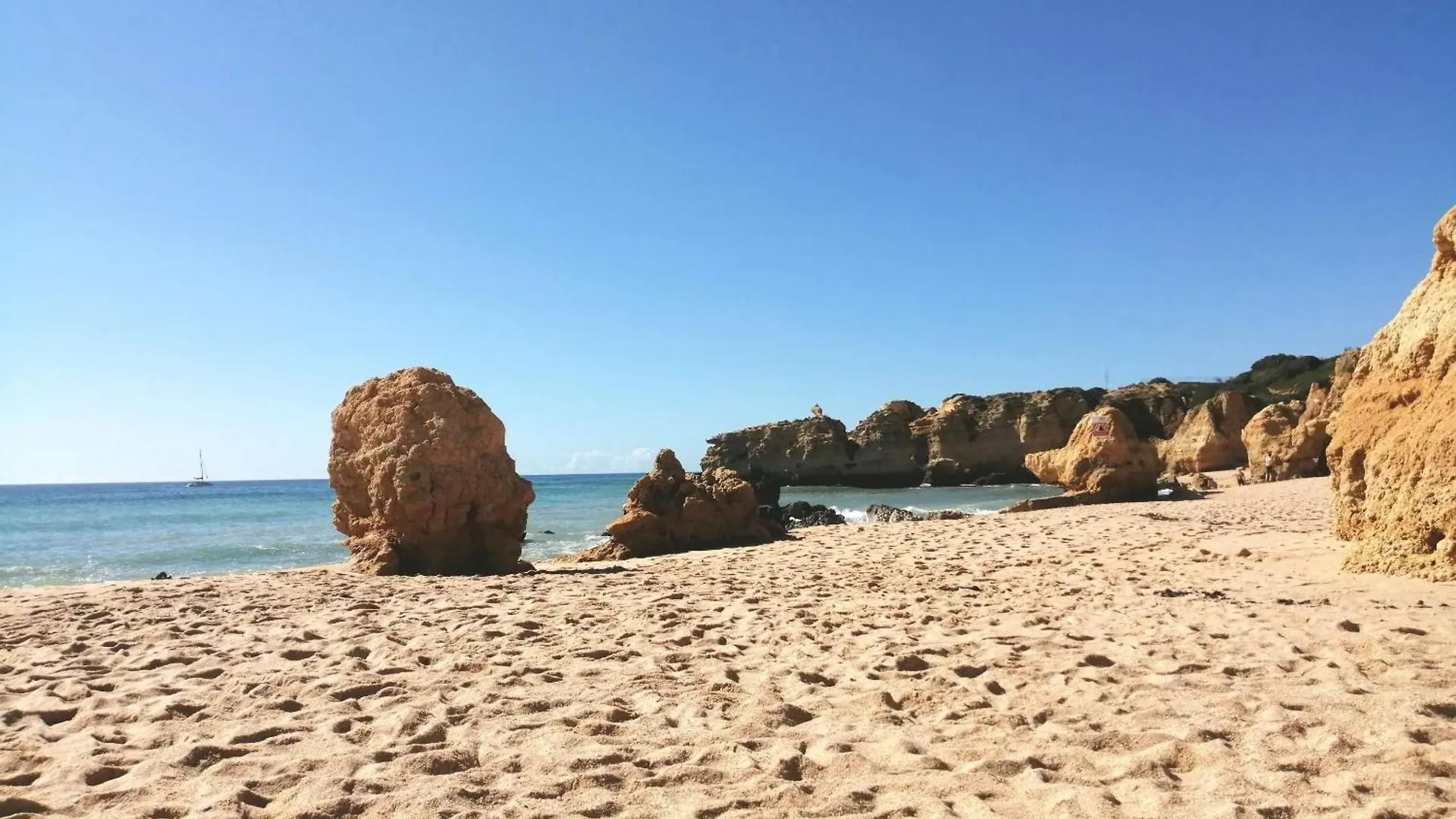 Vilamoura Poolside Retreat: Garden Oasis Near Beach Portugal