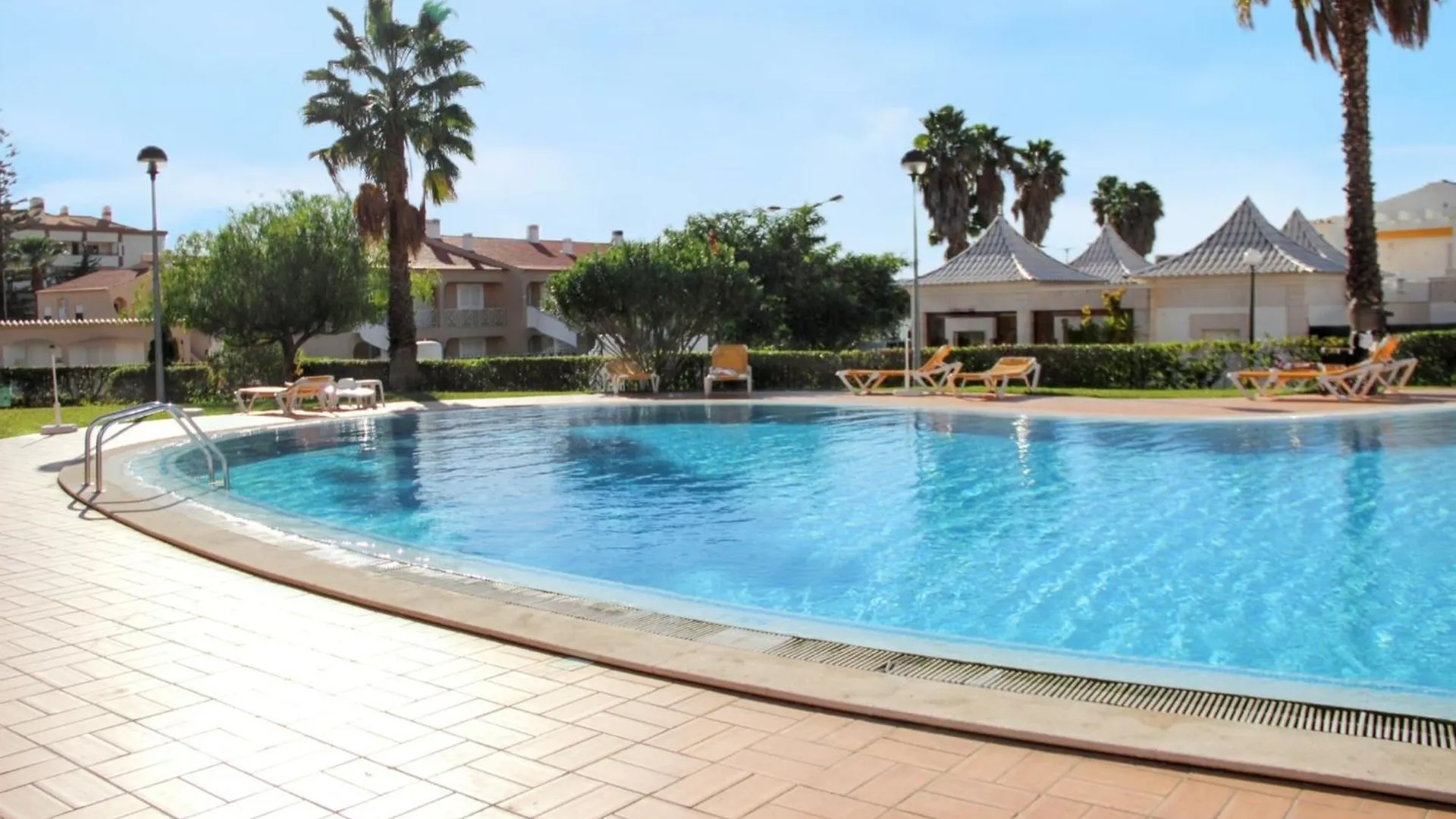 Vilamoura Poolside Retreat: Garden Oasis Near Beach